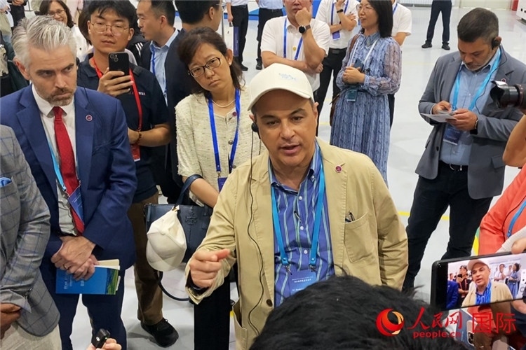 阿根廷駐華大使馬致遠與億華通動力科技有限公司總經理于民討論關切問題。人民網 宋歌攝