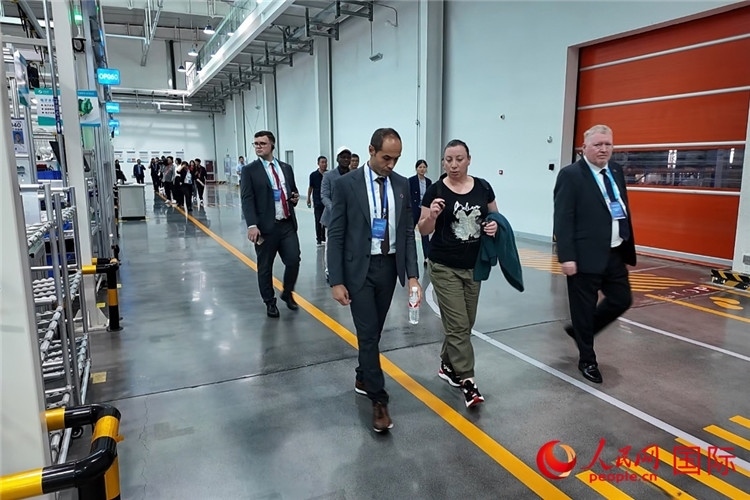 駐華外交官和國際組織駐華代表參觀億華通動力科技有限公司生產車間。人民網記者 方童攝