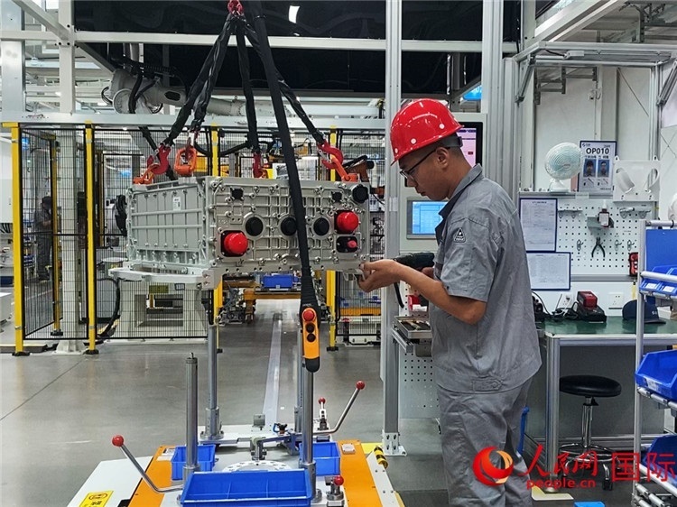 技術人員進行系統(tǒng)化測試。人民網記者 于洋攝