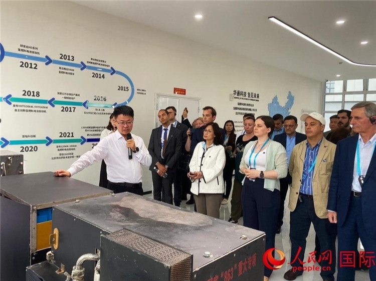 于民向駐華外交官和國際組織駐華代表介紹企業(yè)發(fā)展情況。人民網 宋歌攝