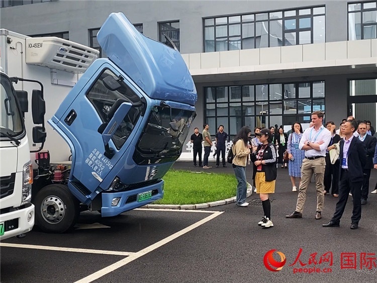 于民向駐華外交官和國際組織駐華代表介紹燃料電池車型。人民網記者 于洋攝