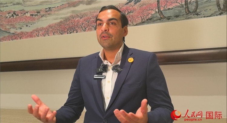 毛里求斯民議會議長阿德里安·夏爾·杜瓦爾接受媒體采訪。人民網 鐘文興攝