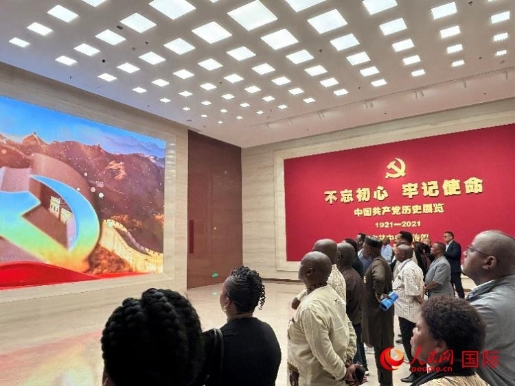 代表團參觀“不忘初心 牢記使命”中國共產黨歷史展覽。人民網 曹欣悅攝