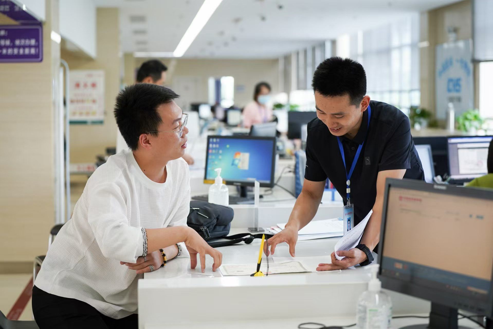 安徽省池州市市民在市政務(wù)服務(wù)大廳辦理業(yè)務(wù)。人民網(wǎng)記者 王銳攝