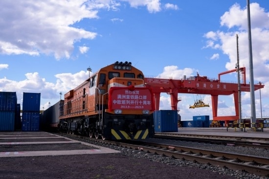 2023年9月20日，一列中歐班列行駛在內(nèi)蒙古滿洲里站貨運(yùn)車間集裝箱場(chǎng)。作為我國(guó)向北開放的“橋頭堡”、中歐班列“東通道”的重要口岸，滿洲里鐵路口岸不斷加大中歐班列通道能力建設(shè)，進(jìn)一步提升運(yùn)輸效率和品質(zhì)