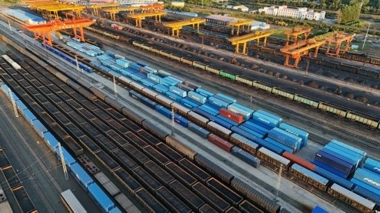 這是2024年8月14日在黑龍江綏芬河鐵路口岸集裝箱換裝場(chǎng)拍攝的集裝箱換裝作業(yè)現(xiàn)場(chǎng)（無人機(jī)照片）。今年前七個(gè)月，綏芬河鐵路口岸開行中歐班列573列，運(yùn)量達(dá)55246標(biāo)箱，同比分別增長(zhǎng)23%和18%，班列數(shù)量持續(xù)保持高位運(yùn)行。