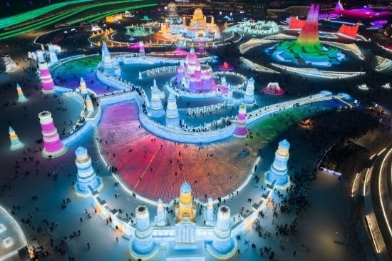 2024年1月1日，來自世界各地的游客在哈爾濱冰雪大世界園區(qū)內(nèi)游玩（無人機(jī)照片）。