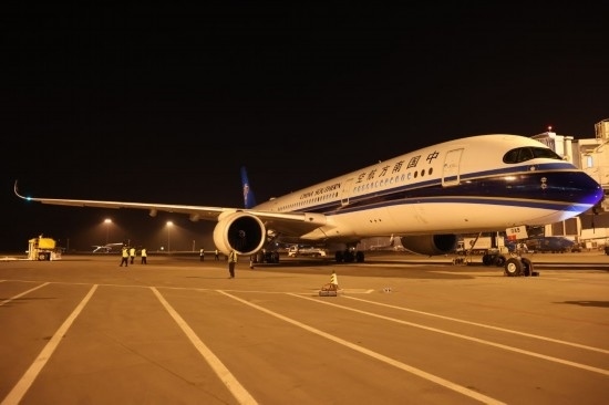 2024年4月24日晚，南航沈陽(yáng)-法蘭克福CZ8021首航航班在沈陽(yáng)桃仙國(guó)際機(jī)場(chǎng)準(zhǔn)備起飛。這是國(guó)內(nèi)航司在東北地區(qū)開通的首條直飛德國(guó)定期航線。