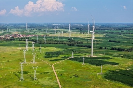 這是2024年7月19日拍攝的內(nèi)蒙古通遼238萬千瓦風(fēng)電項(xiàng)目（無人機(jī)照片）。此項(xiàng)目每年可將75億千瓦時(shí)清潔電能經(jīng)扎魯特—青州±800（千伏）直流特高壓外送通道送至山東地區(qū)消納，相當(dāng)于滿足受端地區(qū)超過300萬戶居民家庭用電需求，節(jié)約標(biāo)煤261萬噸，減少二氧化碳排放634萬噸。