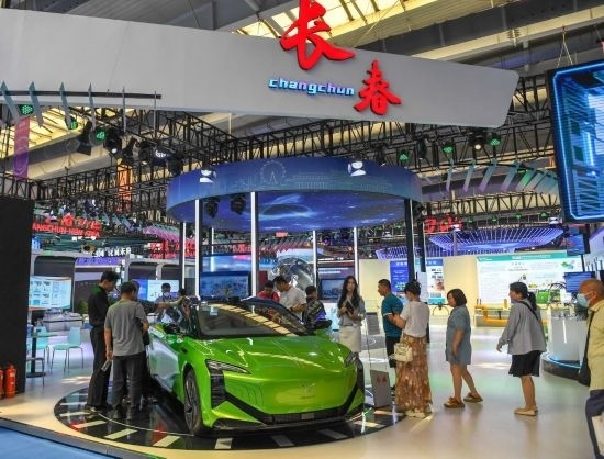 2023年8月23日，人們?cè)诘谑膶弥袊?guó)—東北亞博覽會(huì)上參觀一汽紅旗新能源車型。