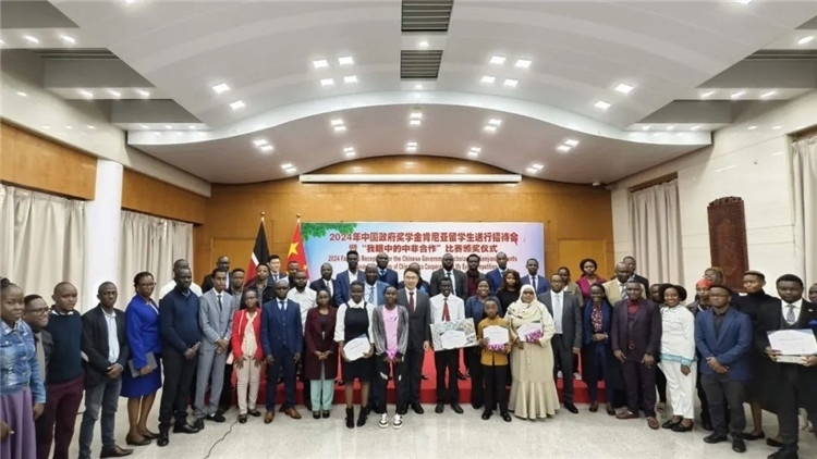 與會(huì)嘉賓和留學(xué)生們合影留念。中國(guó)駐肯尼亞大使館供圖