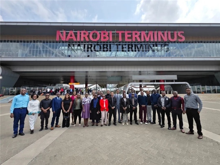 留學(xué)生們參訪中企承建的蒙內(nèi)鐵路。中國(guó)駐肯尼亞大使館供圖