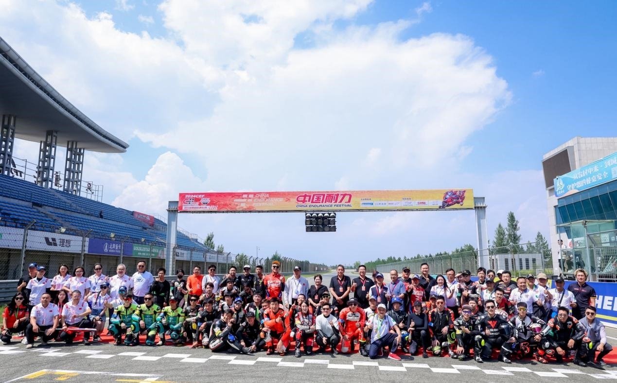 2024年中國(guó)耐力·鄂爾多斯站在鄂爾多斯國(guó)際賽車場(chǎng)舉辦。受訪者供圖