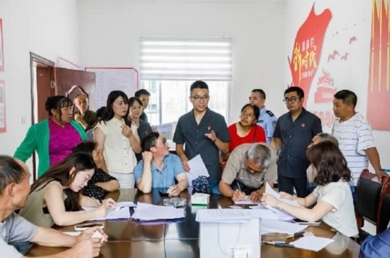 圖為2024年8月6日，重慶市奉節(jié)縣人民法院興隆人民法庭庭長費明軍（中）在做調(diào)解工作。蹇懿 攝