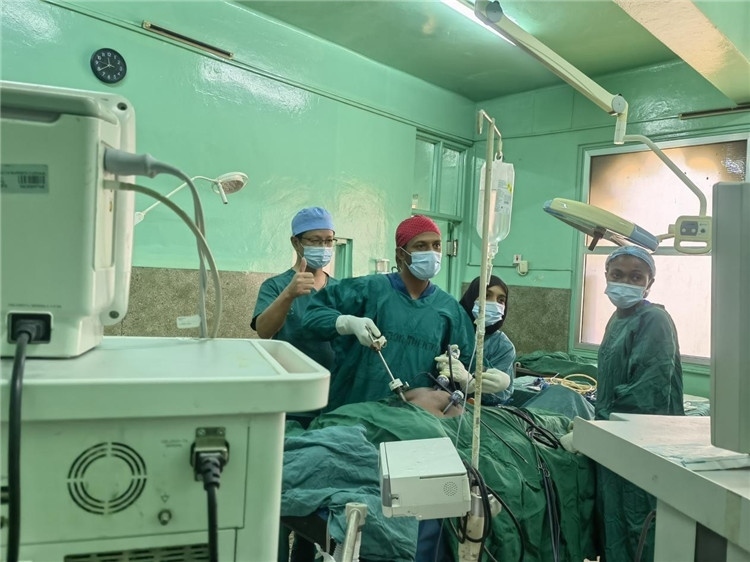 隊長蔣國慶（左一）關(guān)注當(dāng)?shù)蒯t(yī)生手術(shù)情況。中國援桑醫(yī)療隊供圖