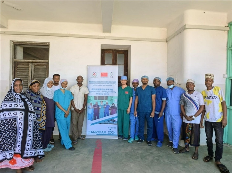 隊長蔣國慶（右七）和手術(shù)醫(yī)生、部分患者合影。中國援桑醫(yī)療隊供圖