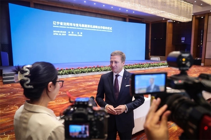 2024年4月26日，寶馬集團(tuán)董事長(zhǎng)齊普策在遼寧省沈陽市與寶馬集團(tuán)深化戰(zhàn)略合作簽約儀式現(xiàn)場(chǎng)接受采訪。新華社記者潘昱龍攝