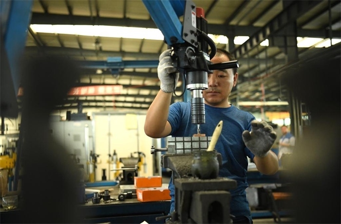 2024年7月30日，在長(zhǎng)春吉林通用機(jī)械（集團(tuán)）有限責(zé)任公司模具裝配生產(chǎn)線，鉗工在進(jìn)行攻絲操作。近年來，吉林通用機(jī)械（集團(tuán)）有限責(zé)任公司通過數(shù)字化改造、智能化升級(jí)提高生產(chǎn)效率，提升產(chǎn)業(yè)競(jìng)爭(zhēng)力，已成為全球鋁加工汽車輕量化零部件知名供應(yīng)商，為奧迪、大眾、寶馬、奔馳、保時(shí)捷等多家品牌主機(jī)廠供應(yīng)零件。新華社記者柳文惠攝