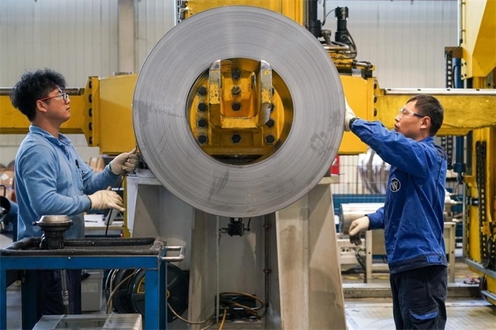 2023年3月16日，工人在位于太倉市高新區(qū)的威爾斯新材料（太倉）有限公司生產(chǎn)車間內(nèi)進(jìn)行加工作業(yè)。新華社記者李博攝