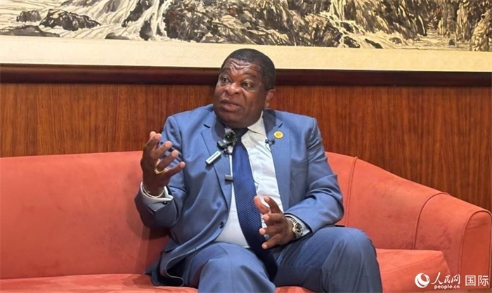 各國議會聯(lián)盟秘書長馬丁·純貢接受采訪。人民網(wǎng) 曹欣悅攝