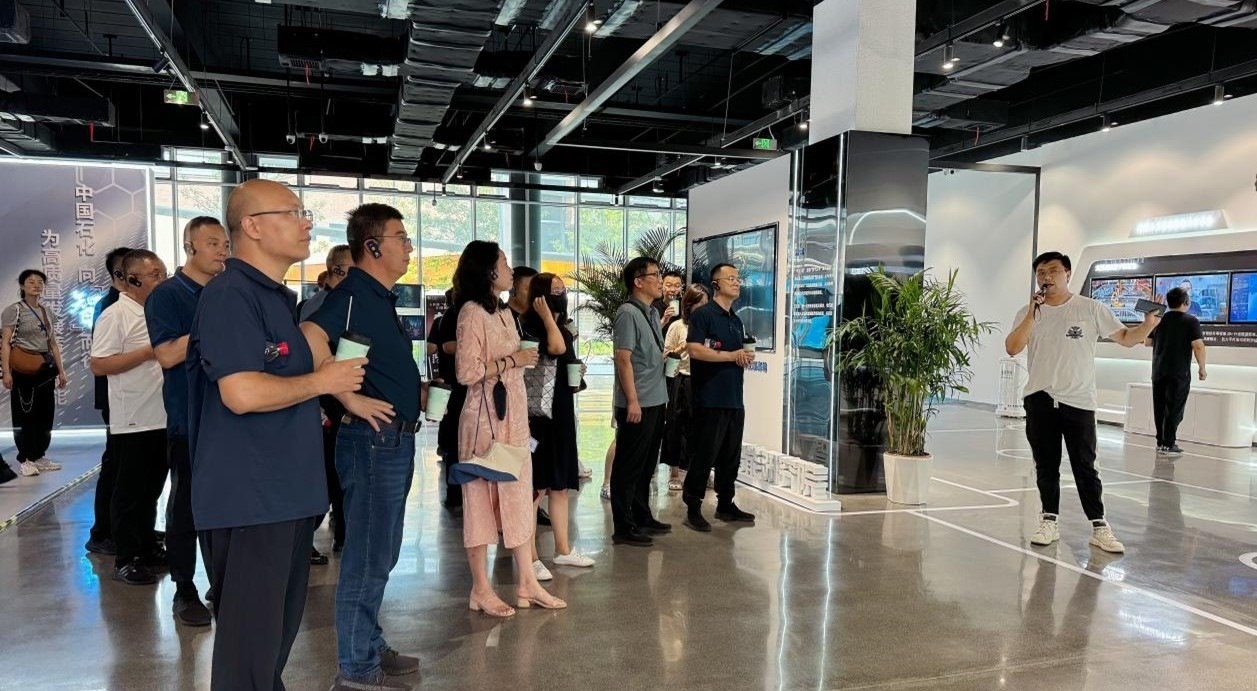 人民網(wǎng)“夢(mèng)幻靈境”AI展演中心講解。人民網(wǎng) 王戰(zhàn)雄攝