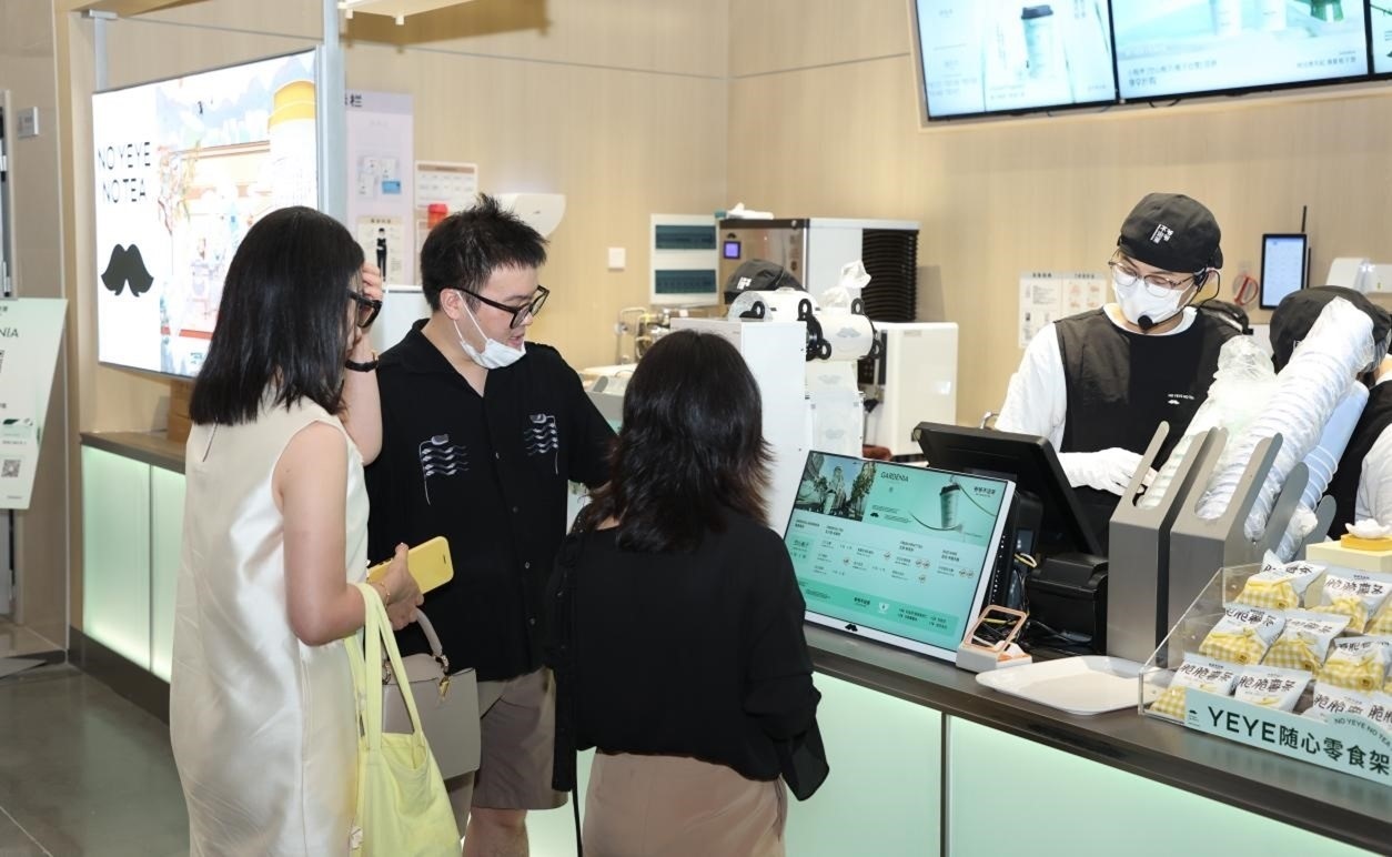 “爺爺不泡茶”奶茶品牌店。人民網(wǎng) 王戰(zhàn)雄攝