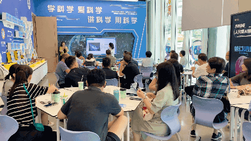 研學(xué)團(tuán)成員在A(yíng)I研學(xué)培訓(xùn)區(qū)學(xué)習(xí)。人民網(wǎng) 王戰(zhàn)雄攝