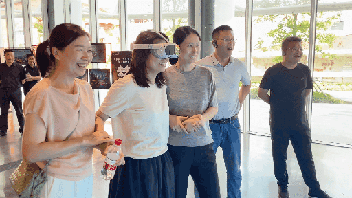 研學(xué)團(tuán)成員正在用VR眼鏡體驗(yàn)。人民網(wǎng) 王戰(zhàn)雄攝