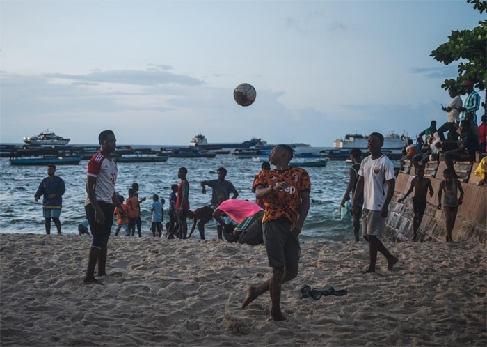 2023年12月31日，人們?cè)谔股Ｄ醽喩＝o巴爾島海濱踢球。新華社記者王冠森攝