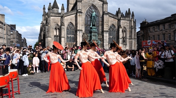 《長城魂》的演員在愛丁堡皇家一英里街頭演出。主辦方供圖