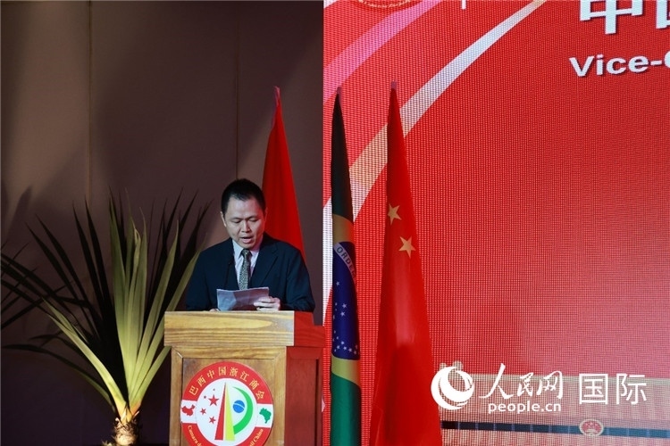 中國駐里約總領(lǐng)館副總領(lǐng)事王尉育宣讀賀電。人民網(wǎng)記者 陳海琪攝