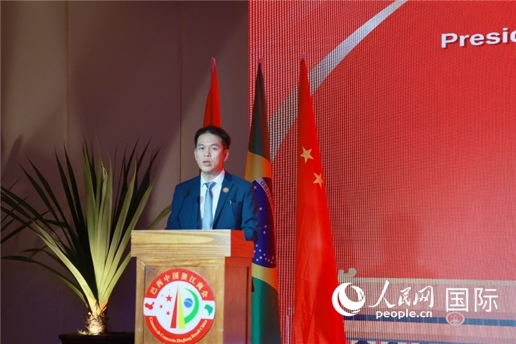 巴西中國浙江商會執(zhí)行會長陳翔廣宣讀賀電。人民網(wǎng)記者 陳海琪攝