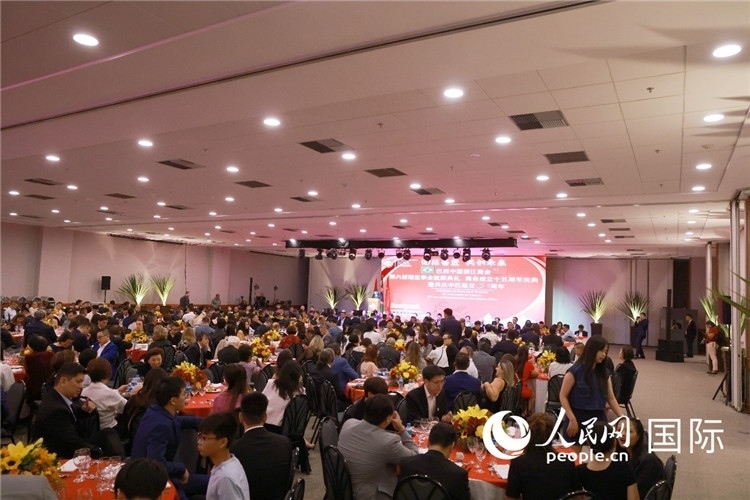 當(dāng)?shù)貢r間8月24日晚，巴西中國浙江商會第六屆理監(jiān)事會就職典禮在里約熱內(nèi)盧舉行。圖為就職典禮現(xiàn)場。人民網(wǎng)記者 陳海琪攝