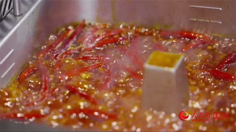 成都麻辣火鍋。人民網(wǎng)記者 張榮攝