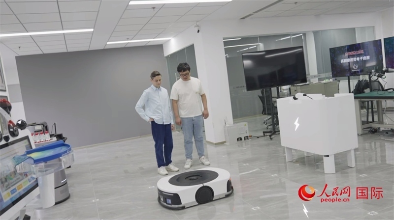 睿樂(lè)達(dá)機(jī)器人充電停車場(chǎng)。人民網(wǎng)記者 張榮攝