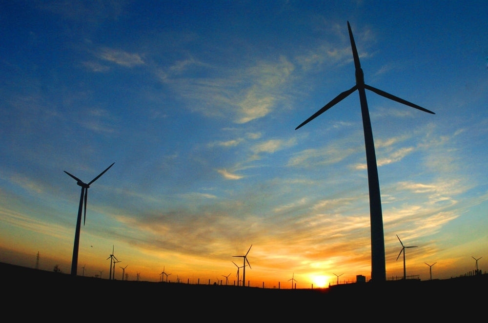 2005年，吉林省白城市通榆縣境內(nèi)幾十部風(fēng)力發(fā)電機(jī)組在工作。新華社發(fā)