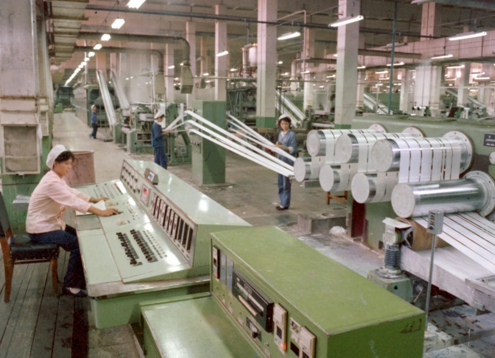 1981年，東北遼陽(yáng)石油化學(xué)纖維廠抽絲車間一角。新華社發(fā)