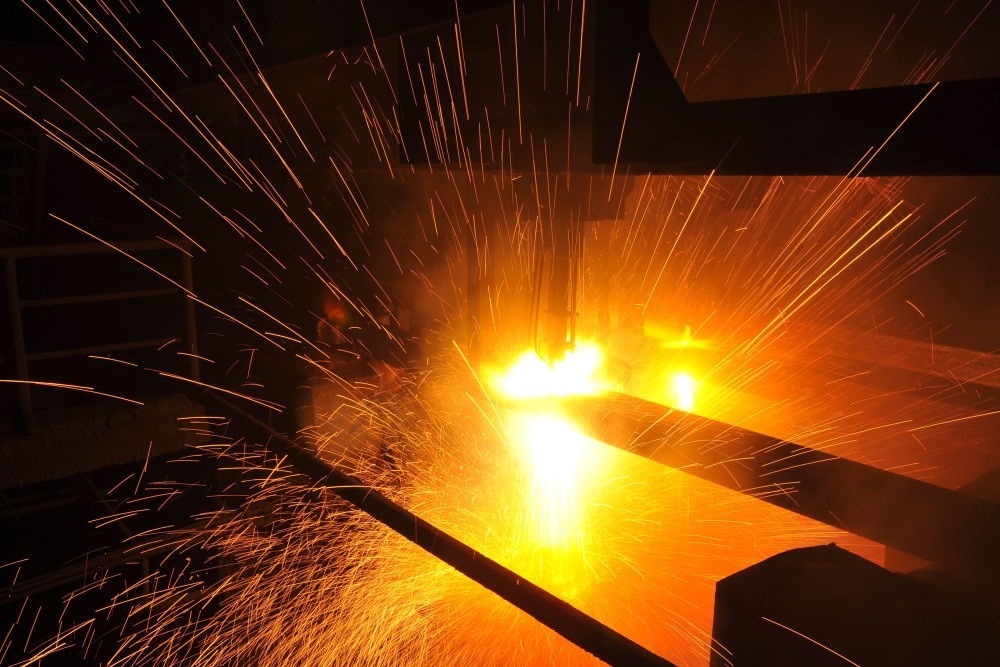 2015年3月10日，東北特鋼集團(tuán)大連基地生產(chǎn)的合金鋼連鑄坯進(jìn)行定尺切割。新華社發(fā)