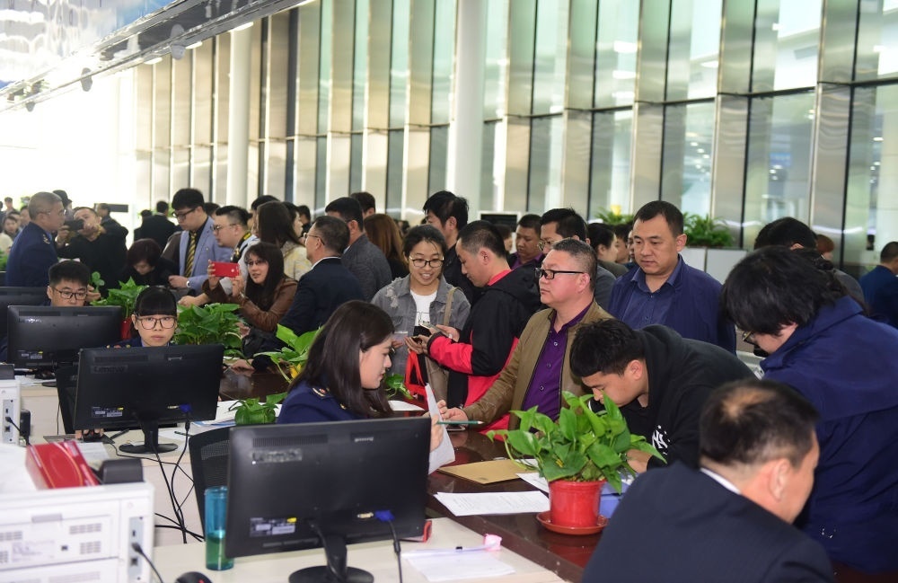 2017年4月10日，中國(guó)（遼寧）自由貿(mào)易試驗(yàn)區(qū)沈陽(yáng)片區(qū)揭牌當(dāng)日，眾多企業(yè)咨詢注冊(cè)。新華社記者楊青攝