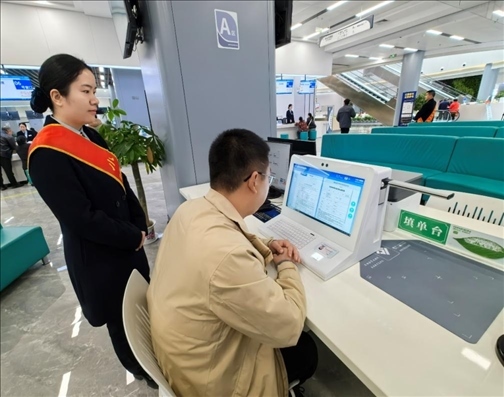 市民用電子范例填單臺錄入信息。人民網(wǎng)記者 周雯攝