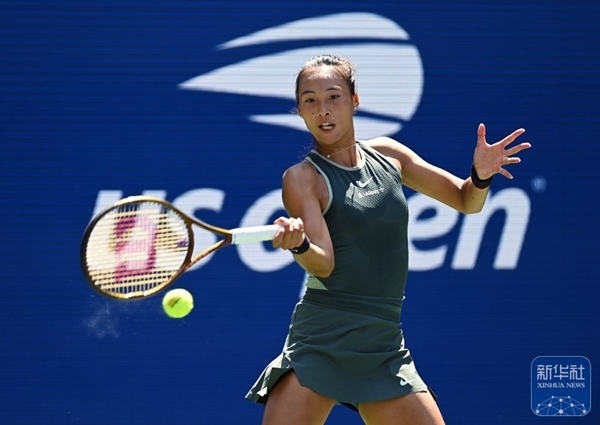 鄭欽文在比賽中回球。新華社記者 李睿 攝