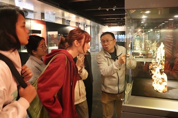 “熊貓叨叨”團(tuán)隊(duì)參觀玉器文化展。