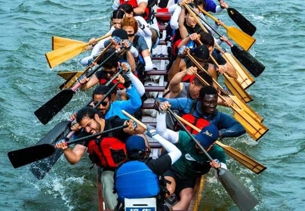 “熊貓叨叨”團(tuán)隊(duì)參加龍舟比賽。