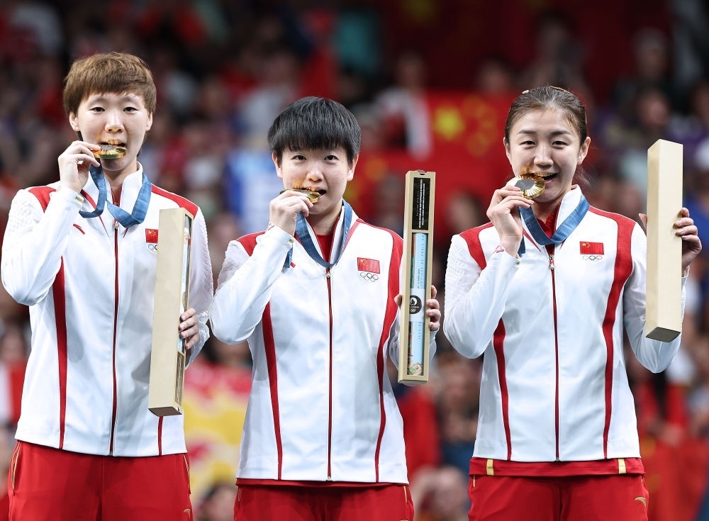 冠軍中國(guó)隊(duì)選手王曼昱、孫穎莎、陳夢(mèng)（從左至右）在巴黎奧運(yùn)會(huì)乒乓球女子團(tuán)體頒獎(jiǎng)儀式上（2024年8月10日攝）。新華社記者 王東震 攝