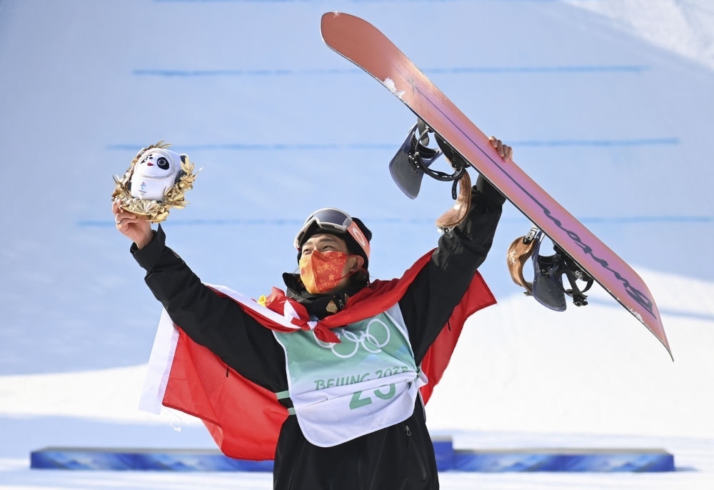 蘇翊鳴在北京2022年冬奧會(huì)單板滑雪男子大跳臺(tái)決賽奪冠后慶祝（2022年2月15日攝）。新華社記者 黃宗治 攝