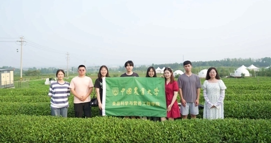 在山東日照，中國農(nóng)業(yè)大學食品學院實踐團就農(nóng)業(yè)生產(chǎn)智能化設備、肥料選用等問題開展實地調研，并面向300余名村民陸續(xù)開展4次科普宣講。校方供圖