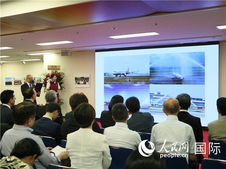 世界華人攝影聯(lián)盟副主席馮學(xué)敏現(xiàn)場點(diǎn)評。人民網(wǎng) 許可攝