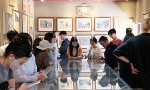 同學(xué)們觀摩文旅設(shè)計(jì)。校方供圖