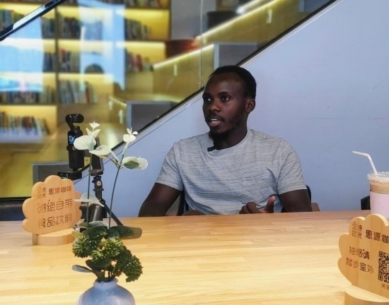 來自肯尼亞的北京交通大學留學生卡里烏在北京接受采訪（8月10日攝）。新華社記者 王小鵬 攝