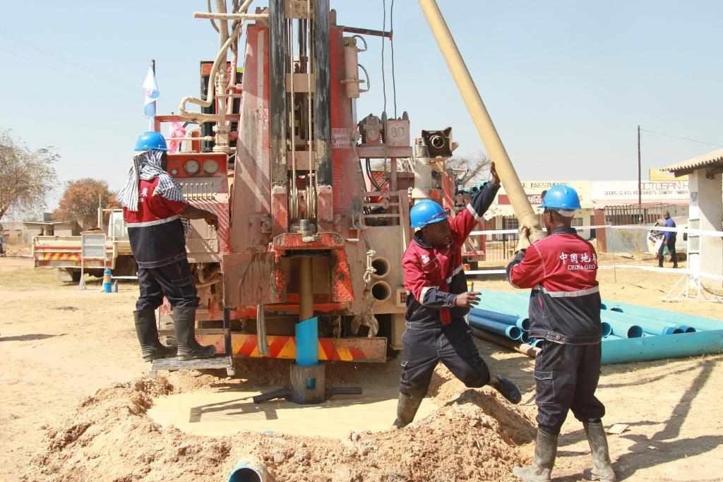 7月22日，工人在津巴布韋東馬紹納蘭省舉行的中國援津巴布韋300口水井項(xiàng)目開工儀式上鉆井。新華社發(fā)